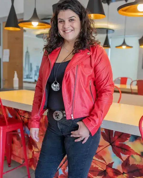 chaqueta de cuero roja mujer rockera